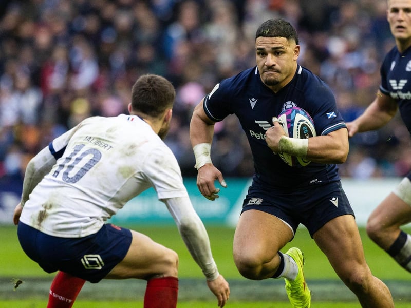 Carried ball well enough and was kept busy in defence whenever France broke forward. 6