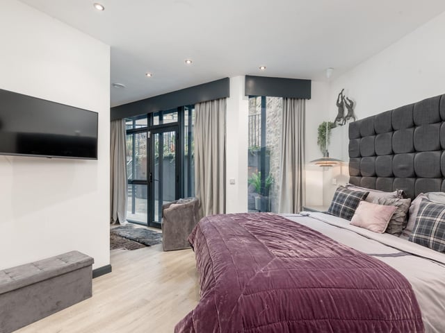 The existing sleeping quarters, three of which are ensuite, are on the ground floor and are all generously sized. One is currently being used as a gym, but is large enough to comfortably accommodate a double bedroom.
