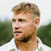 Tha an t-seann chluicheadair criogaid Freddie Flintoff a’ feuchainn ri òigridh a thàladh chun gheama (Dealbh: BBC)