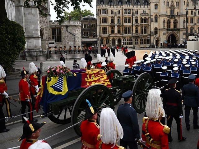 The coffin of Queen Elizabeth II, draped in the Royal Standard, arrives at Westminster Abbey in London on September 19, 2022, for the State Funeral Service for Britain's Queen Elizabeth II. - Leaders from around the world will attend the state funeral of Queen Elizabeth II. The country's longest-serving monarch, who died aged 96 after 70 years on the throne, will be honoured with a state funeral on Monday morning at Westminster Abbey. (Photo by Marco BERTORELLO / AFP) (Photo by MARCO BERTORELLO/AFP via Getty Images)