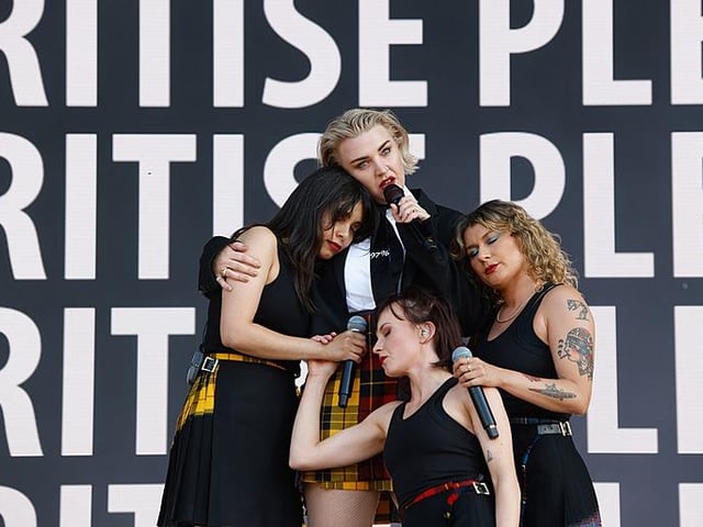 Rebecca Lucy Taylor, aka Self Esteem, produced a theatrical performance on Saturday, backed up by three dancers who doubled as backing singers.