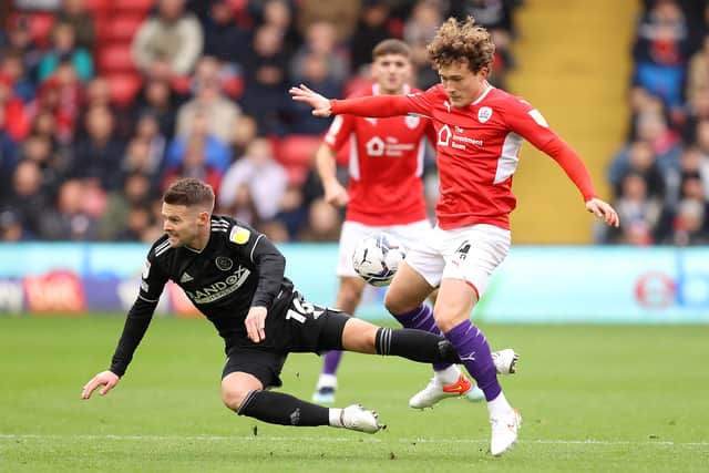 Callum Styles of Barnsley is challenged by Oliver Norwood of Sheffield United.