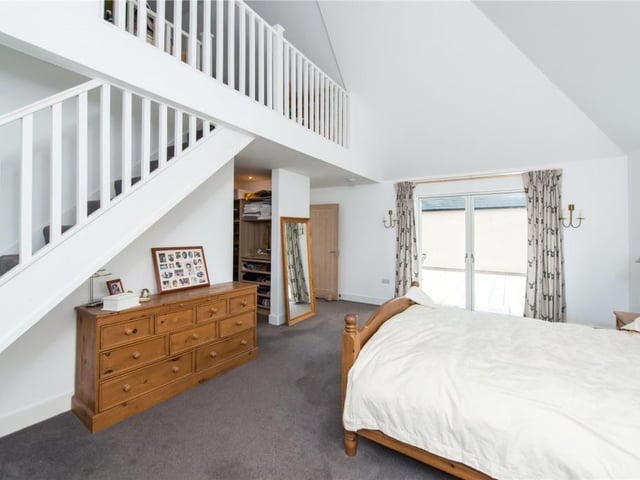 Principal bedroom.