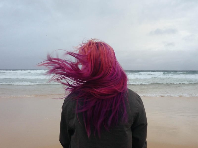 When it is said the wind is "beginning to kittle" that means the wind is beginning to rise.