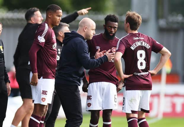 Hearts head coach Steven Naismith speaks to his players during the 1-0 defeat at St Mirren. (Photo by Roddy Scott / SNS Group)