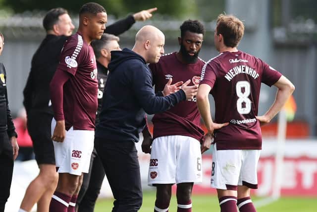 Hearts head coach Steven Naismith speaks to his players during the 1-0 defeat at St Mirren. (Photo by Roddy Scott / SNS Group)