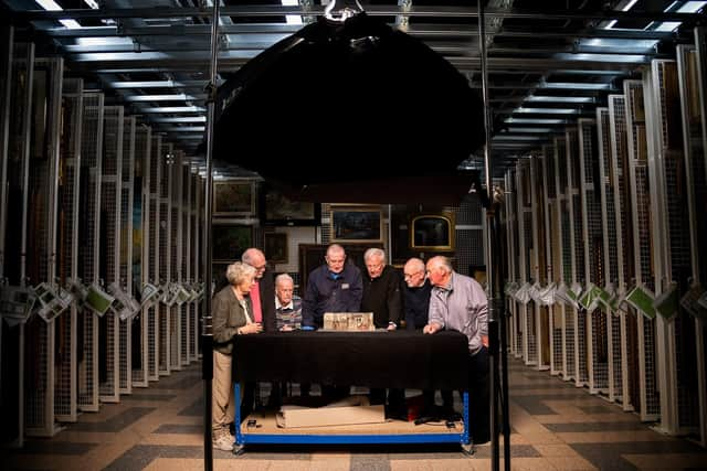 Colleagues from Stoddard & Co, the Renfrewshire carpet factory which inspired John Byrne's play The Slab Boys, were reunited as part of a research project for a new display honouring the writer at Paisley Museum.