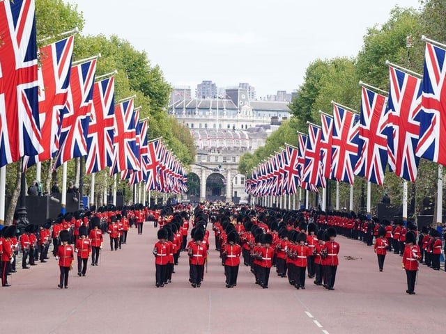 The coffin procession goes down the Mall heading to to Wellington Arch