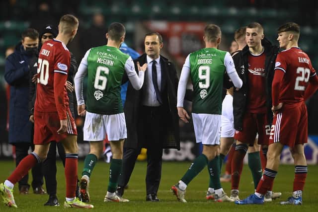 Shaun Maloney shakes hands with the players after earning his first win as Hibs boss. (Photo by Paul Devlin / SNS Group)