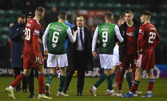 Shaun Maloney shakes hands with the players after earning his first win as Hibs boss. (Photo by Paul Devlin / SNS Group)