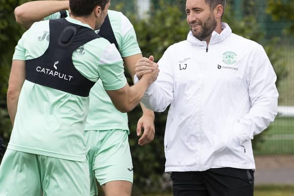 Lewis Stevenson (left) with Hibs manager Lee Johnson. (Photo by Paul Devlin / SNS Group)