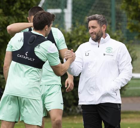Lewis Stevenson (left) with Hibs manager Lee Johnson. (Photo by Paul Devlin / SNS Group)