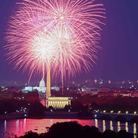 Fireworks illuminate the sky above the Lincoln Memorial on the National Mall during Independence Day celebrations in Washington, DC. Image: Getty Images.