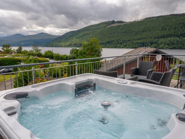 Set just above the banks of Loch Tay, the Marina has a range of self-catering accommodation, most with private hot tubs as well as access to a hot box outdoor spa with sauna. Book: https://bit.ly/2EIv2eg