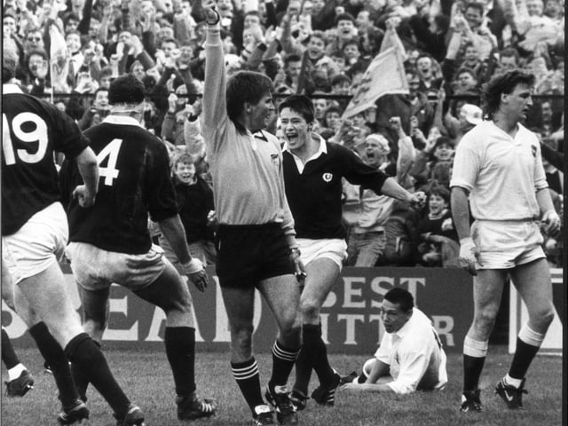 Referee David Bishop signals the try scored by an ecstatic Tony Stanger against England.