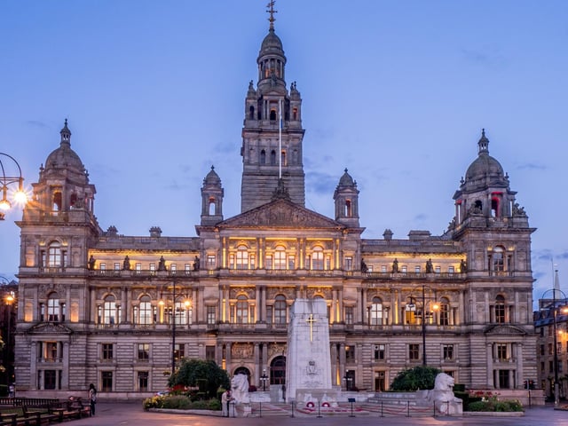 George Square in Glasgow is where Frank proposes to Claire in an emotional flashback during Season 1. It is one of several Outlander filming locations in the city, including Glasgow University as Harvard in Season 3, Glasgow Cathedral as a Parisian hospital in Season 2, Kelvingrove Park as Boston in Season 3,