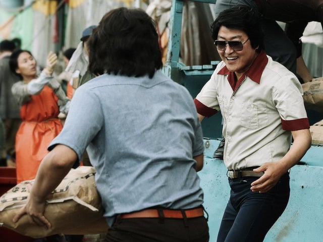 The Drug King follows the tale of Lee Doo-sam, an ordinary small-time narcotics dealer who becomes an infamous drug lord in Korea during the 1970s.