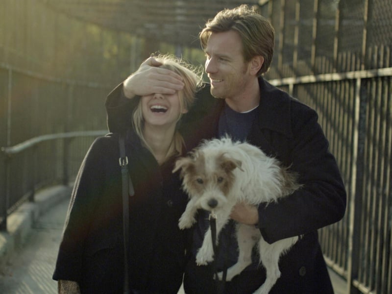 It stars Oliver who was raised believing that his parents did not love each other and so he struggles with his own ability to commit. After his mother passes away his father then reveals that he is gay at 75 years of age. Struggling to process this, Oliver later meets the lovely Anna who will test his ability to form bonds.