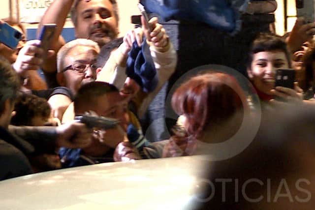 This screen grab obtained from a handout video released by TV Publica shows a man pointing a gun at Argentine Vice-President Cristina Fernandez de Kirchner as she arrives to her residence in Buenos Aires on September 1, 2022. - A man was arrested Thursday in Argentina for pointing a gun at Vice-President Cristina Kirchner as she arrived at her home, said Security Minister Aníbal Fernández. Photo by Handout / TV PUBLICA / AFP