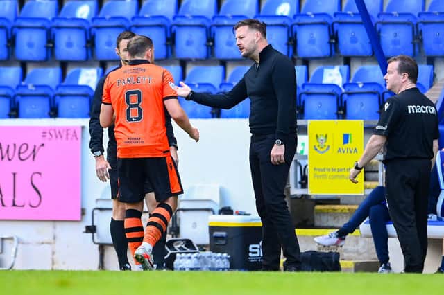 Dundee United manager Tam Courts addresses Peter Pawlett following his sending off against St Johnstone. (Photo by Paul Devlin / SNS Group)