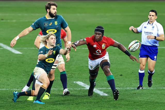 Maro Itoje steps in to try to stop South Africa scrum-half Faf de Klerk. Picture: David Rogers/Getty Images