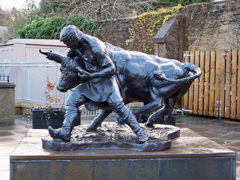The Turnbull Monument can be found at the Hawick Heritage Hub. It was built to honour a man known as Rule (or Ruel) who saved King Robert the Bruce in Stirling when a bull was charging at him by successfully turning the bull’s head as he wrestled it.