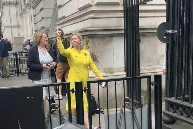 Andrea Jenkyns' gesture as she arrives at Downing Street (Pic: @clewlow_alex)