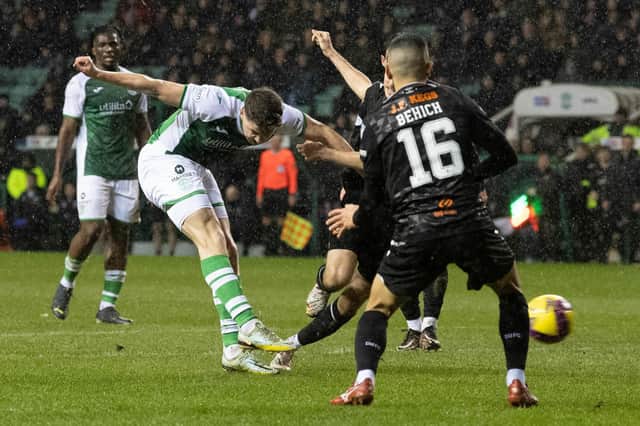 Kevin Nisbet scores an injury-time equaliser for Hibs in the 2-2 draw with Dundee United at Easter Road. (Photo by Ross Parker / SNS Group)