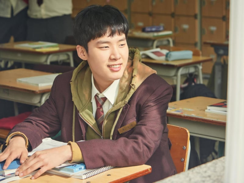 An intelligent high school student turns to a life of crime to ensure he can pay for college and escape his dead-end life.