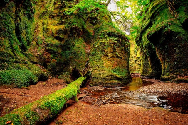 The Devil's Pulpit is a steep gorge separated by sandstone with a picturesque river flowing through it below. According to folklore, its name was given to a peculiar mushroom-shaped rock that rests nearby and it is said to be the location where forces of evil, including the devil, visited.