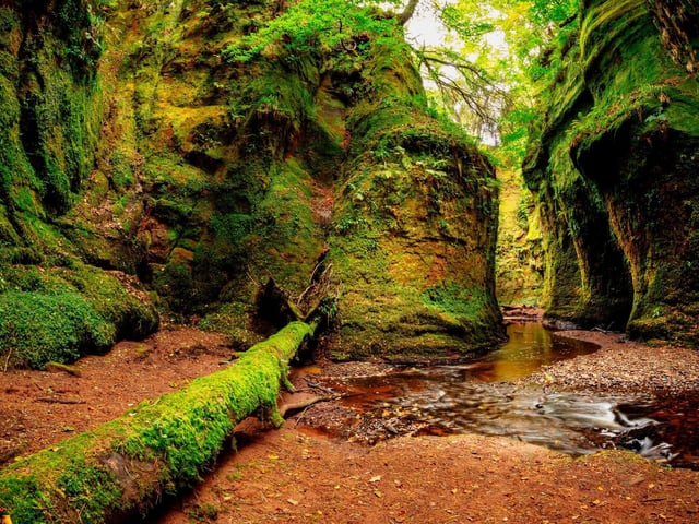The Devil's Pulpit is a steep gorge separated by sandstone with a picturesque river flowing through it below. According to folklore, its name was given to a peculiar mushroom-shaped rock that rests nearby and it is said to be the location where forces of evil, including the devil, visited.