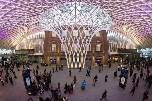 Alastair Dalton describes some passengers moving across station concourses as like "Brownian motion writ large". (Photo by Colin/Wikimedia Commons)