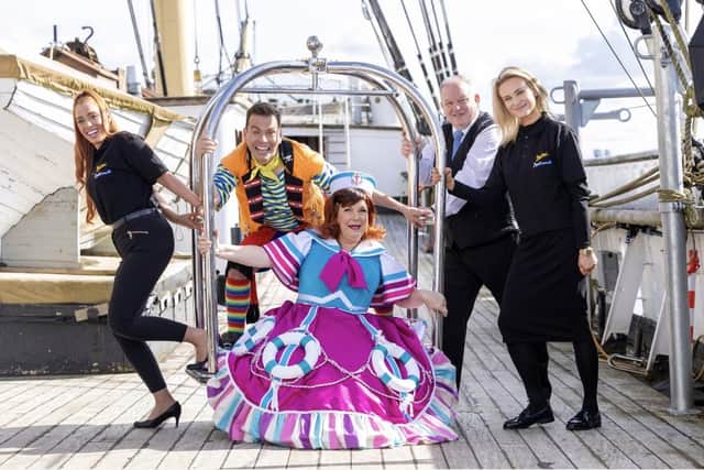 Laura MacDonald, John Leese and Dorota Doyle from Radisson Blu Hotel Glasgow with the cast of King’s Theatre, Glasgow Peter Pan Pantomime