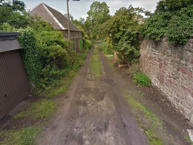 Stable Lane was created in 1840 to provide a news for houses to be built in Morningside Place and Dow Lane. It was named in 1980 to reflect its previous purpose as a stable for animals when the area was open ground.