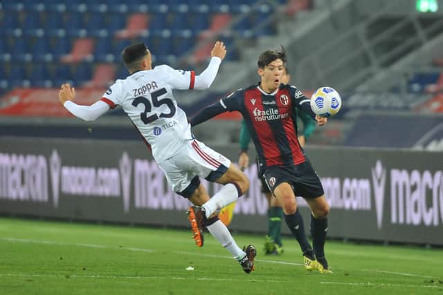 Aaron Hickey of Bologna FC (R) competes for the ball with Gabriele Zappa of Cagliari Calcio. (Photo by Mario Carlini / Iguana Press/Getty Images)
