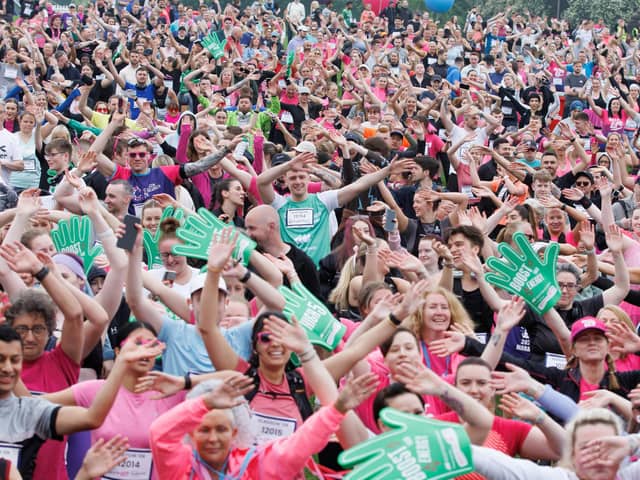 More than 6,700 people took part in the fundraising race for Cancer Research UK in Glasgow.