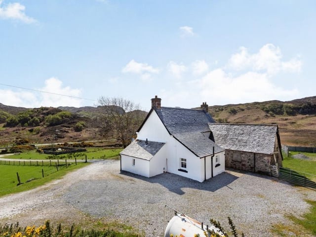 Oldany Farmhouse - drive and parking area.