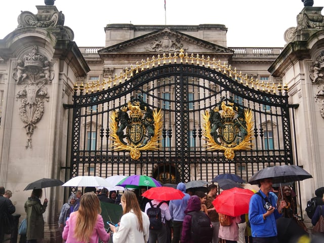 A woman laid the first bouquet at the Queen’s central London residence just after 5pm.