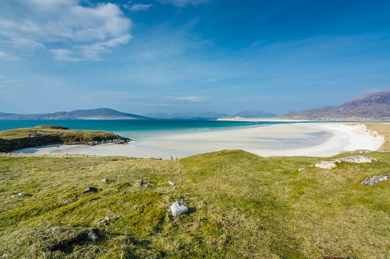 The beach is located by Seilebost, a small crofting village located on the coast road along the west side of the Isle of Harris. Here you can enjoy white sands with rocky patches which lead you into the enticing aquamarine waters.