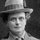 A campaign honour feminist medical pioneer Elsie Inglis with a statue on Edinburgh's Royal Mile has become embroiled in controversy since a royal sculptor was appointed to design the tribute.