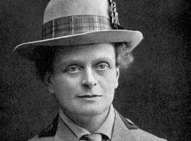 A campaign honour feminist medical pioneer Elsie Inglis with a statue on Edinburgh's Royal Mile has become embroiled in controversy since a royal sculptor was appointed to design the tribute.