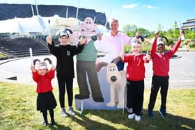 Mark Bishop and School Children in front of Dynamic Earth