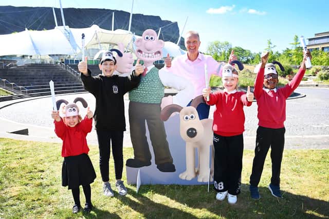 Mark Bishop and School Children in front of Dynamic Earth