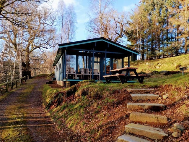 Loch Monzievaird Chalets are located a mile outside the town of Crieff and have loch views. There are a number of different chalets, but all come with a fully equipped kitchen with a dishwasher, a TV and a private bathroom with a bath. All also have a dining area and/or a balcony. Guest can enjoy flying over the loch on a zipline.