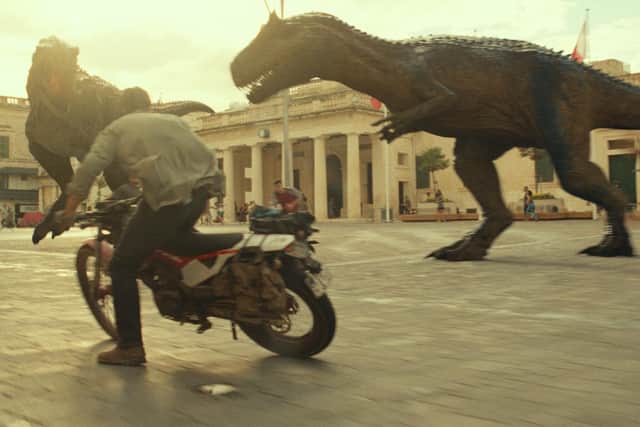 Owen Grady (Chris Pratt) getting up close and personal with an Allosaurus and a Carnotaurus in Jurassic World Dominion PIC: Universal Studios / Amblin Entertainment