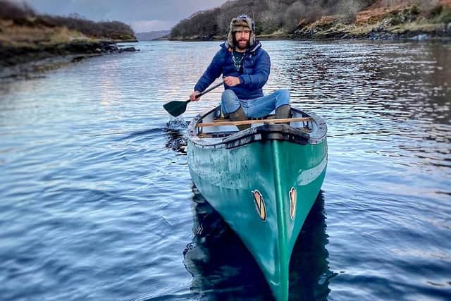 Coinneach in kayak