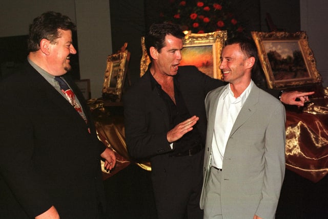 At the launch party for premier of The Thomas Crown Affair , Robbie with Pierce Brosnan and Robert Carlyle.