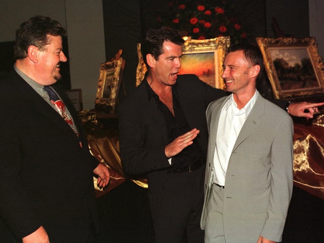 At the launch party for premier of The Thomas Crown Affair , Robbie with Pierce Brosnan and Robert Carlyle.