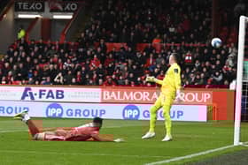Bojan Miovski headed past Allan McGrgeor to put Aberdeen 2-0 ahead against Rangers. (Photo by Rob Casey / SNS Group)