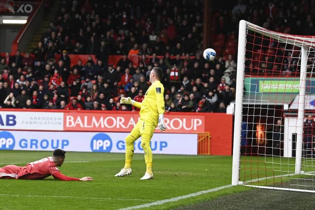 Bojan Miovski headed past Allan McGrgeor to put Aberdeen 2-0 ahead against Rangers. (Photo by Rob Casey / SNS Group)